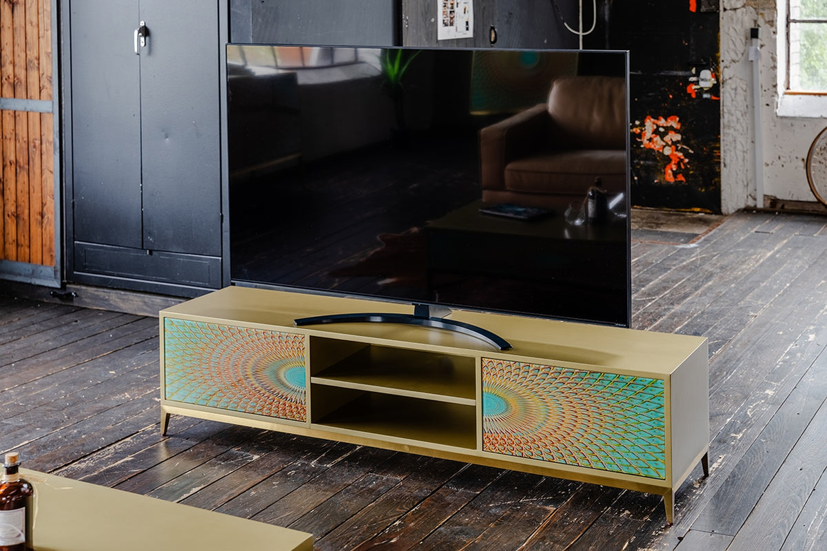 KAWOLA Lowboard LAGO TV-Board 2 Türen 2 Fächer Glas grün Fuß Edelstahl goldfarben