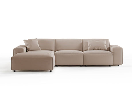 Beiges Ecksofa mit zwei passenden Kissen, von vorne gesehen vor einem schlichten weißen Hintergrund.