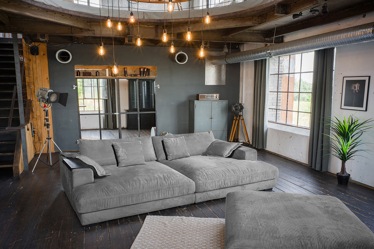 KAWOLA Big Sofa MADELINE Cord grau mit Hocker und 4 Zierkissen, mit Holztablett schwarz