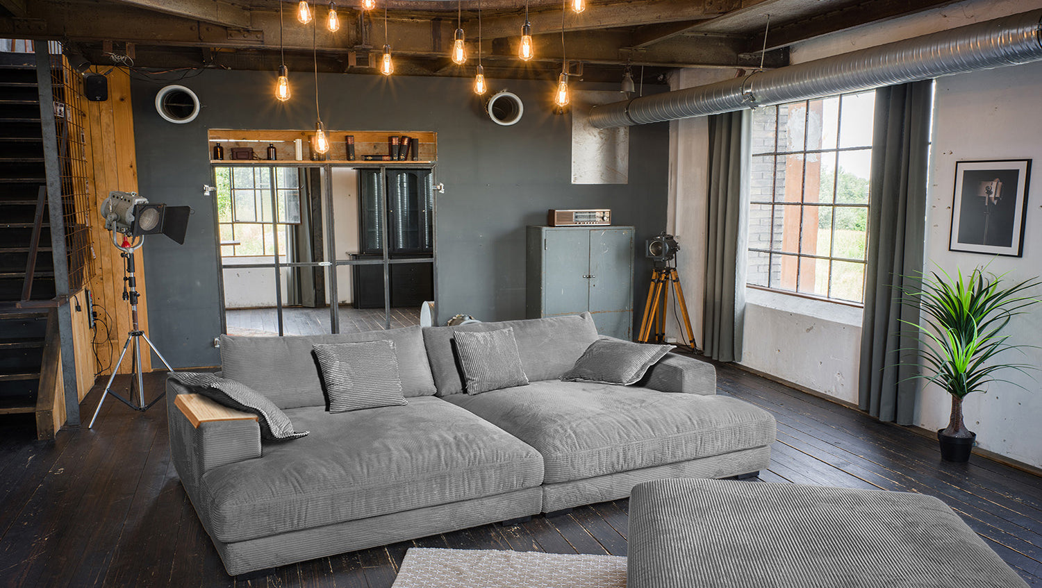 KAWOLA Big Sofa MADELINE Cord grau mit Hocker und 4 Zierkissen, mit Holztablett natur