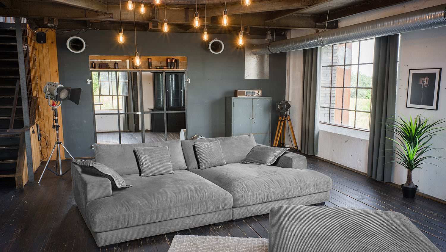 KAWOLA Big Sofa MADELINE Cord grau mit Hocker und 4 Zierkissen, ohne Holztablett