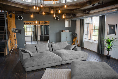 KAWOLA Big Sofa MADELINE Cord grau mit Hocker und 4 Zierkissen, ohne Holztablett