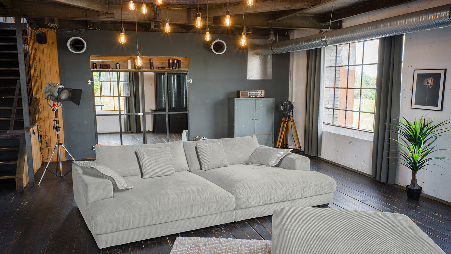 KAWOLA Big Sofa MADELINE Cord hellgrau mit Hocker und 4 Zierkissen, ohne Holztablett