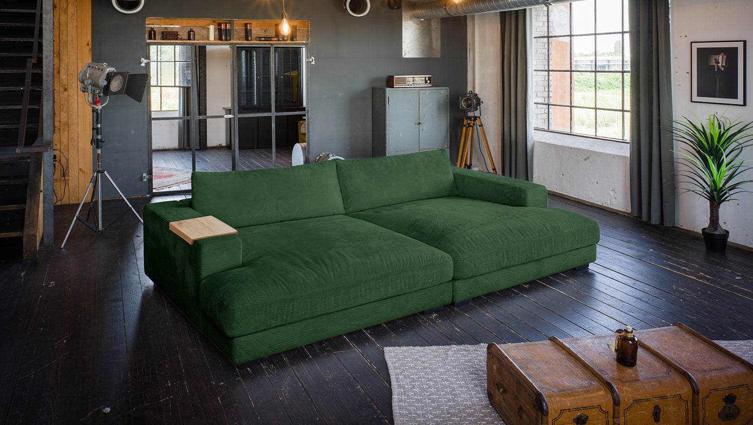 KAWOLA Big Sofa MADELINE Cord smaragd, 290 x 170, mit Holztablett natur