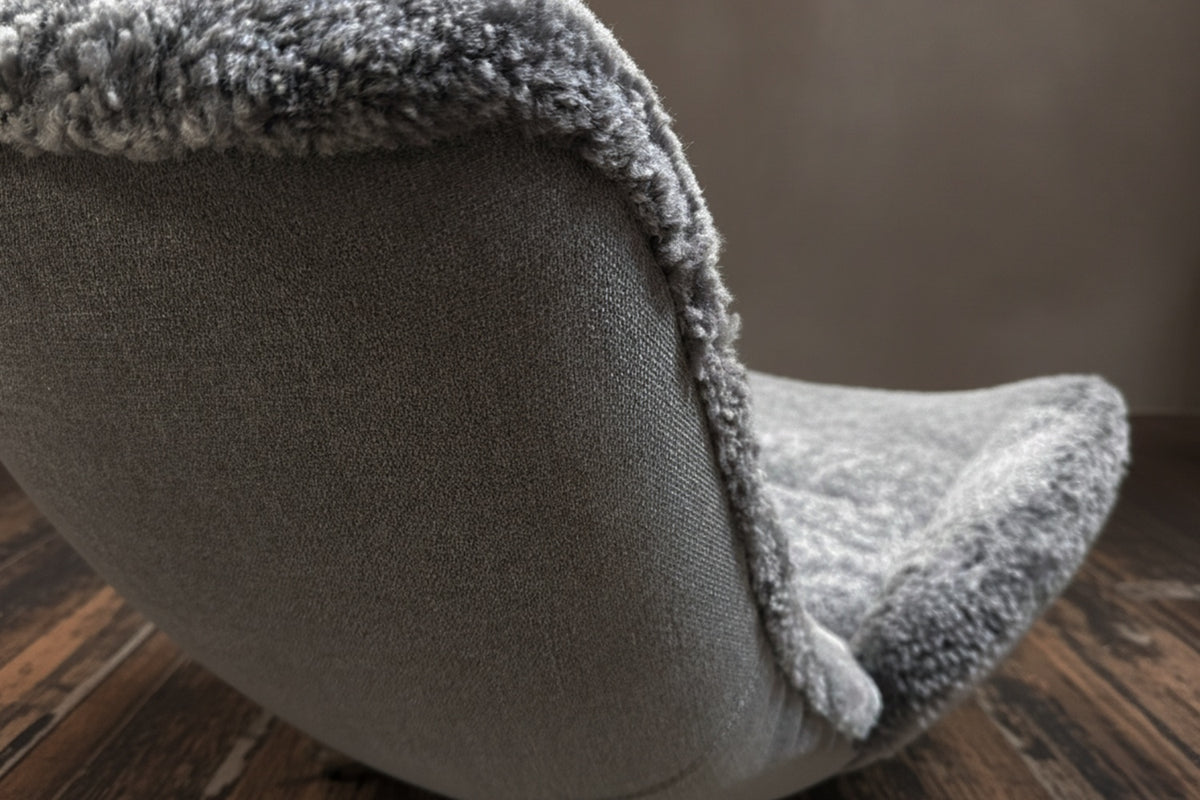KAWOLA Relaxsessel SILVA Drehsessel Schaffell hellgrau mit Hocker