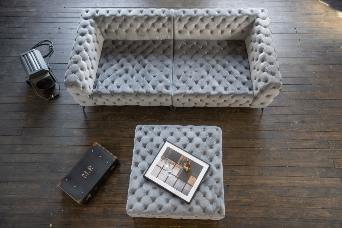 KAWOLA Set Big Sofa und Polsterhocker NARLA Chesterfield Velvet silber