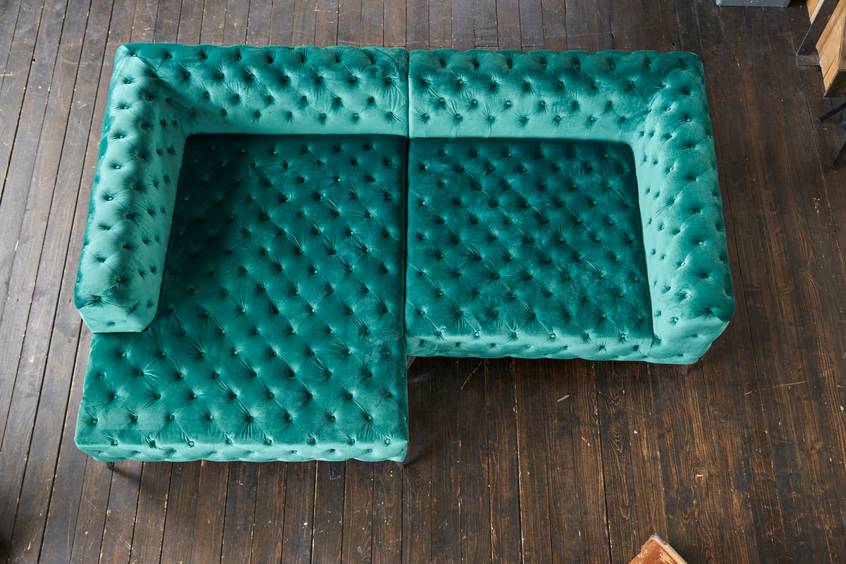 KAWOLA Sofa NARLA Ecksofa Chesterfield Stoff velvet grün Recamiere links