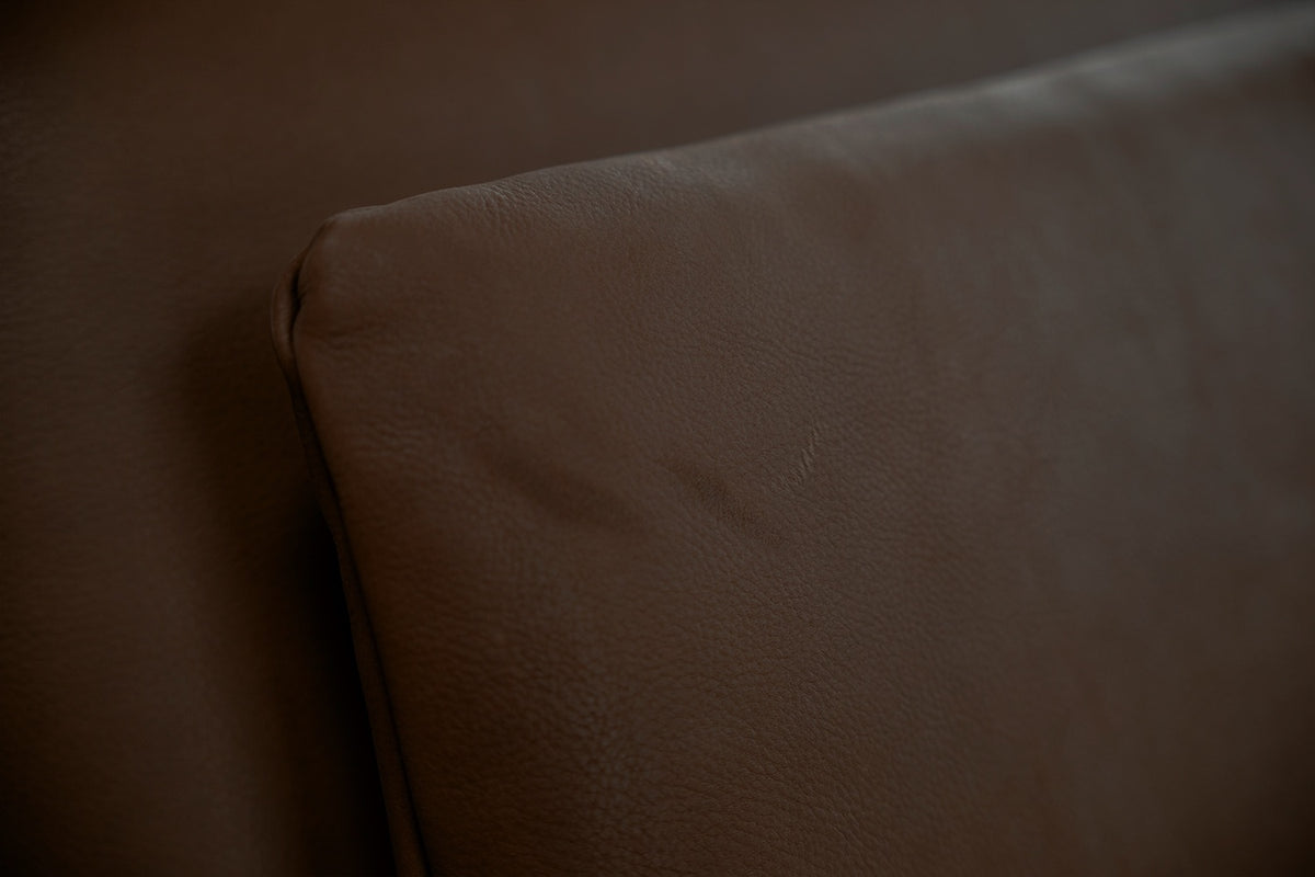 KAWOLA Sofa WIOLO Schlafsofa Daybed mit Hocker Leder dunkelbraun