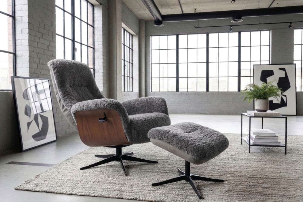 KAWOLA Relaxsessel SILVA Drehsessel Schaffell hellgrau mit Hocker