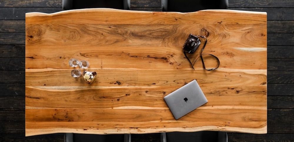 KAWOLA Essgruppe mit Esstisch Baumkante und Stühle ZAJA Kunstleder schwarz