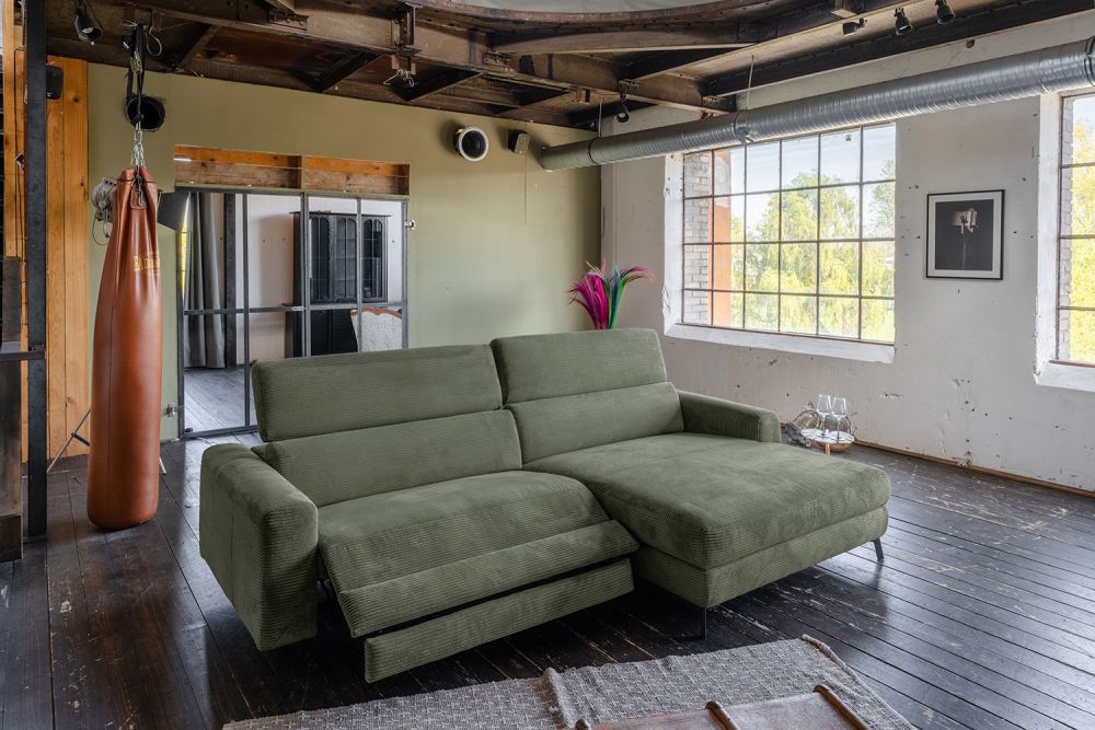 KAWOLA Sofa LAISKA Ecksofa Relaxfunktion teilmotorisch Cord olivgrün