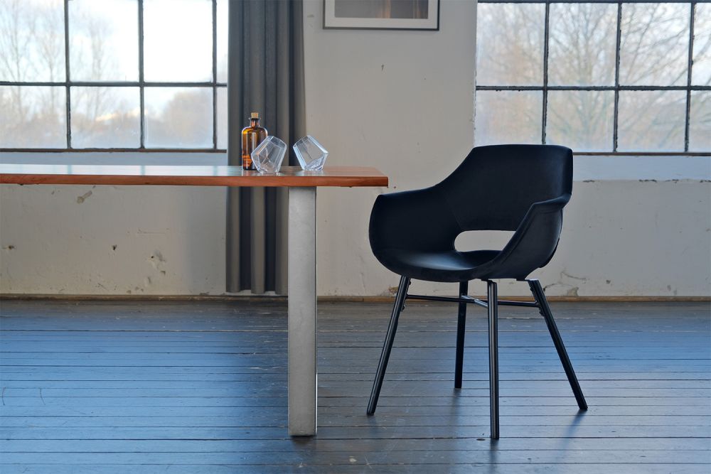 KAWOLA Essgruppe mit Esstisch Baumkante und Stühle ZAJA Velvet schwarz