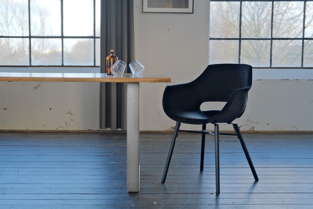 KAWOLA Essgruppe mit Esstisch Baumkante und Stühle ZAJA Velvet schwarz