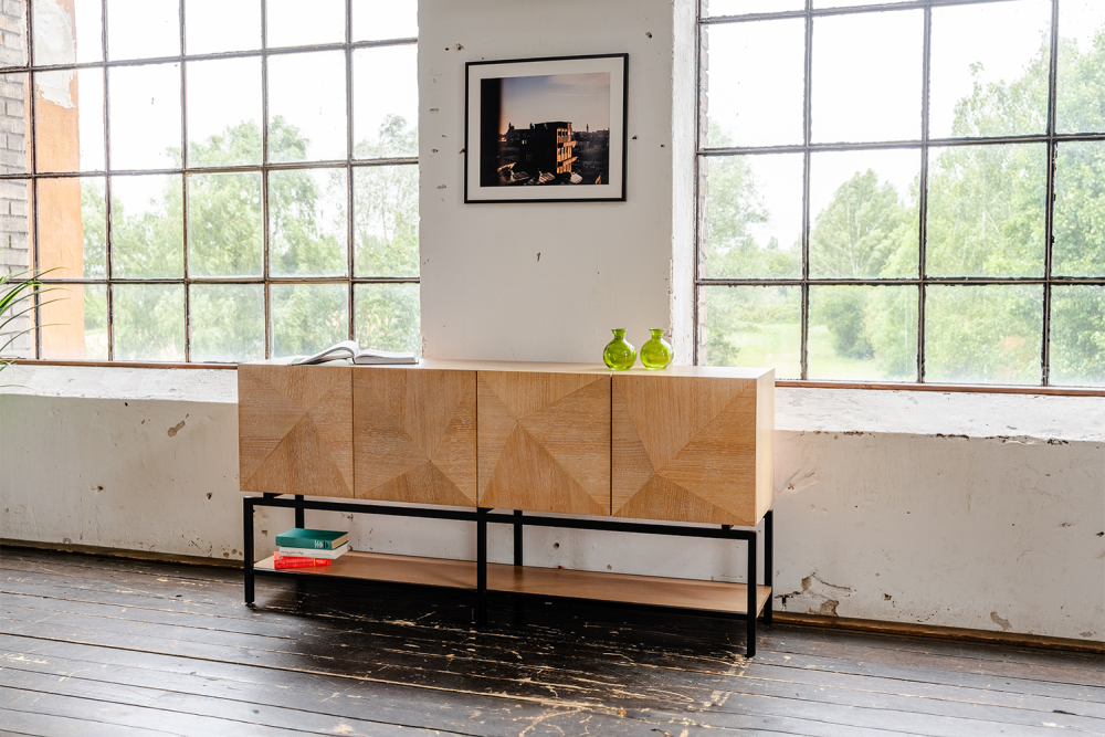 KAWOLA Sideboard ANJO 4 Türen 1 Ablage Eiche furniert braun Metall schwarz pulverbeschichtet