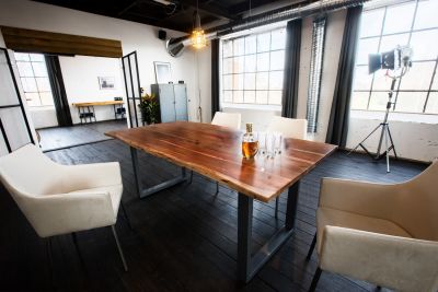 KAWOLA Esstisch LORE massiv mit Baumkante Nussbaumfarben Fußfarbe schwarz oder silber 180 x 90 cm;silber