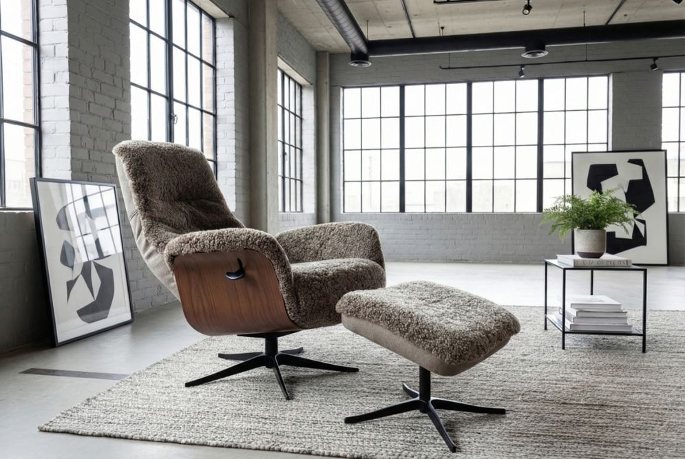 KAWOLA Relaxsessel SILVA Drehsessel Schaffell beige mit Hocker